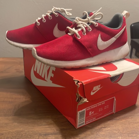Red Nike Roshe - Picture 3 of 4
